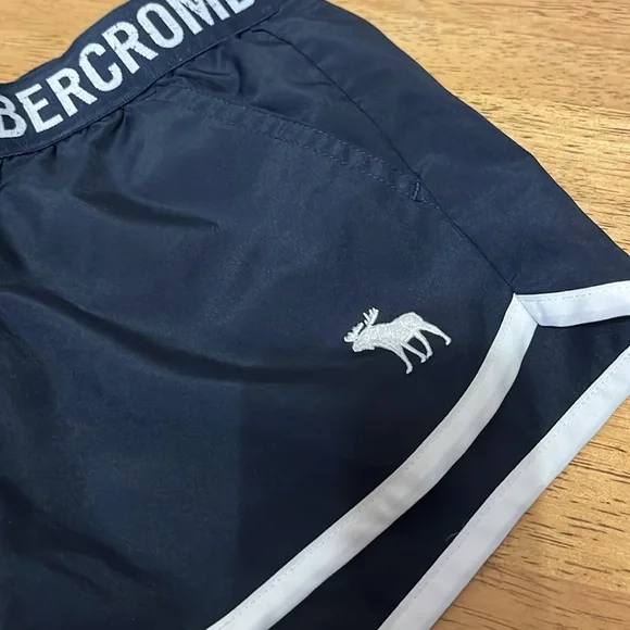 Girls Abercrombie Shorts - Picture 3 of 5